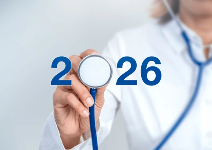 Profesional médico en hospital moderno atendiendo pacientes bajo el Plan GES 2026